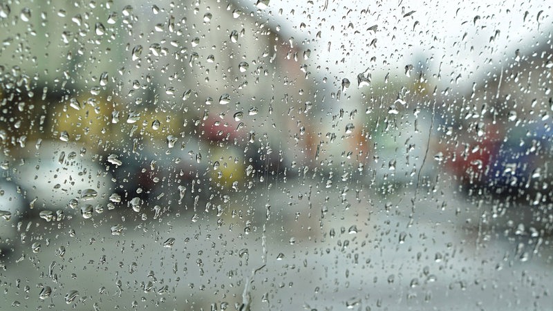 Ein Fenster mit vielen Regentropfen.