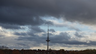 Dunkle Wolken am Himmel beim Funkturm in Bremen