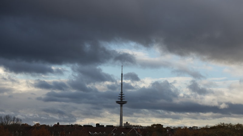 Dunkle Wolken am Himmel beim Funkturm in Bremen