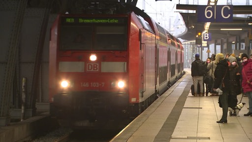 Eine Regionalbahn fährt in den Bremer Hauptbahnhof ein