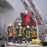 Feuerwehrleute löschen einen Brand.