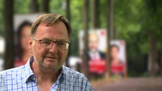 Reinhold Wetjen steht vor SPD-Wahlplakaten.