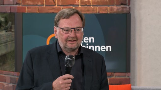 Der Landesvorsitzender der SPD Reinhold Wetjen im buten un binnen Studio. 