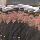 Junge Soldaten und Soldatinnen bei ihrer Vereidigung in Bremerhaven. 