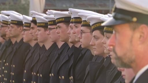 Junge Soldaten und Soldatinnen bei ihrer Vereidigung in Bremerhaven. 