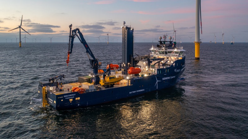 Das Schiff REM Energy fährt zwischen Windkraftanlagen in der Nordsee