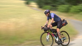 Florian Schigelski auf seinem Rennrad auf Tour.