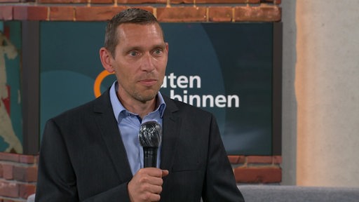 Reporter Hauke Hirsinger im Studiogespräch bei buten un binnen.