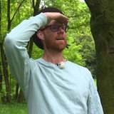Der buten un binnen Reporter Jan Meier-Wendte ermittelt in einem Wald mit grünen Bäumen und Wiesen.