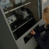 Ein Automat mit Paketen, auf denen Strichcodes zu erkennen sind.