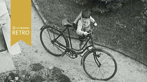 Junge mit altem Fahrrad