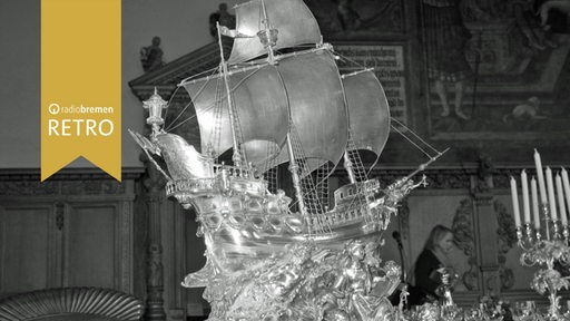 Silberschmuck in Form eines Segelschiffs