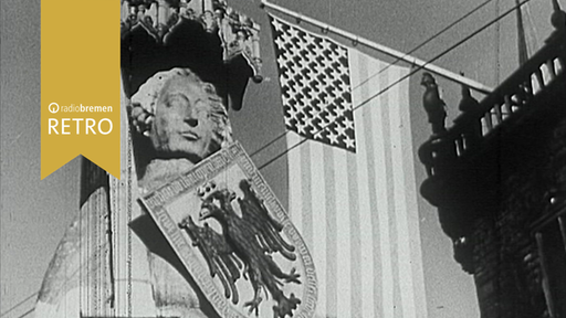 Roland vor dem Bremer Rathaus mit gehisster Flagge