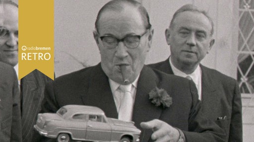 Carl F. Borgward mit einem Modellauto.