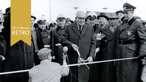 Einweihung der Großen Weserbrücke durch Bürgermeister Wilhelm Kaisen, vorne kniend Radio-Bremen-Reporter Horst Vetter, 1960 