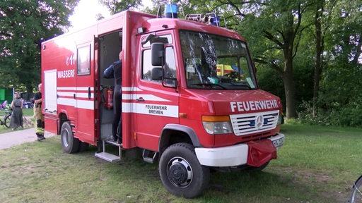 Ein Feuerwehrauto mit den Rettungstauchern am Achterdieksee in Bremen.