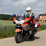 Ein Notfallmediziner ist auf einem Motorrad unterwegs.