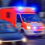 Rettungswagen unterwegs mit Blaulicht in der Stadt