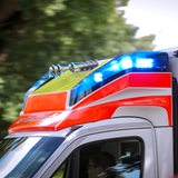 Ein Krankenwagen fährt mit Blaulicht zu einem Einsatz