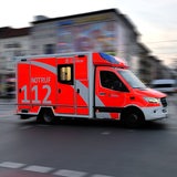 Ein Rettugnswagen fährt zu einem Einsatz.