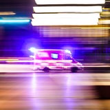 Ein Rettungsfahrzeug ist vor Tagesanbruch mit Blaulicht unterwegs (Symbolbild)