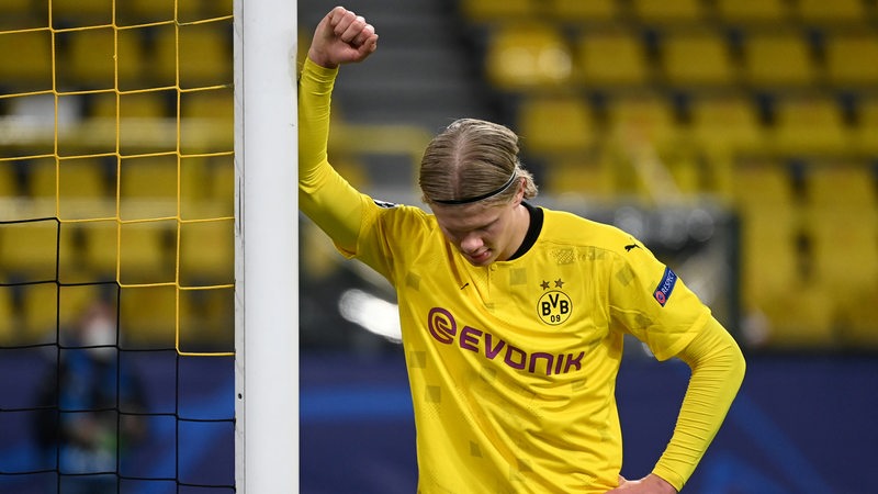 Dortmund-Stürmer Erling Haaland lehnt frustriert und mit gesenktem Kopf am Torpfosten.