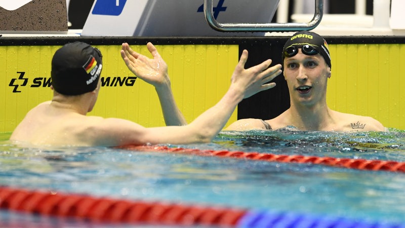 Schwimmer Florian Wellbrock klatscht im Becken nach der Qualifikation über 400 Meter seinen Mitstreiter ab.