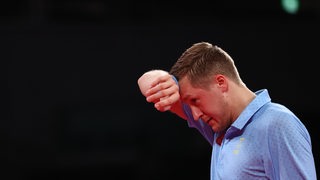 Tischtennis-Profi Mattias Falck fasst sich bei seinem Olympia-Aus mit dem schwedischen Team enttäuscht an die Stirn.