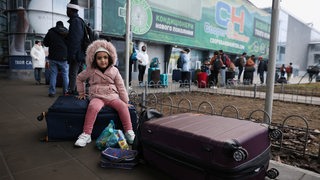 Menschen am Flughafen in Kiew