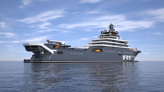 Eine Animation zeigt ein modernes, graues Schiff mit weißem Aufbau auf flachem Wasser liegend.