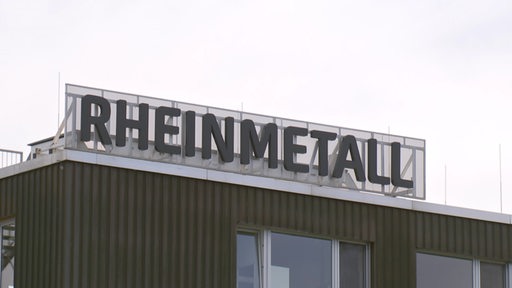 Die Aufschrift "Rheinmetall" auf dem Dach eines Gebäudes