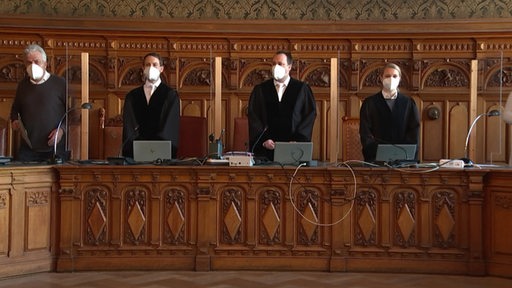 Richter und Schöffinnen im Gerichtssaal.