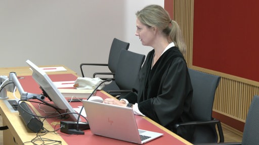 Eine Richterin in einer Robe.