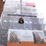 Ein Kranz hängt vor der Fassade des Essighauses.