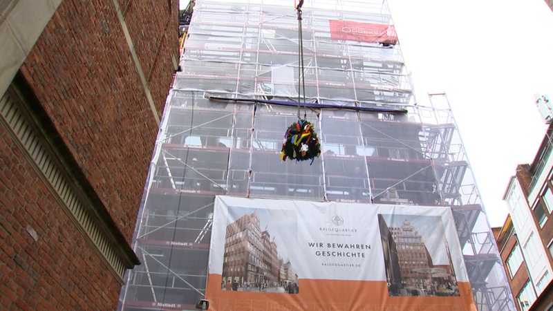 Ein Kranz hängt vor der Fassade des Essighauses.