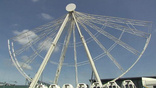 Das halb abgebaute Riesenrad der Osterwiese.