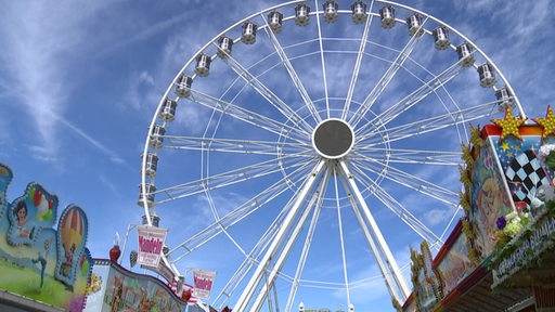Das Riesenrad der Osterwiese vor blauem Himmel. 