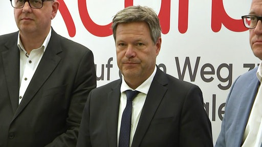 Bundeswirtschaftsminister Robert Habeck zu besuch in einem Stahlwerk in Bremen