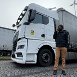 LKW-Fahrer Robert steht vor dem LKW und telefoniert