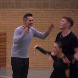Roberto Albanese vom Grün-Gold-Club gestikuliert neben den Tänzern