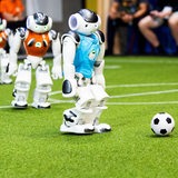 Roboter spielen Fußball