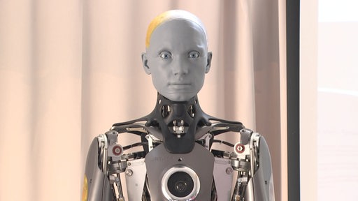 Ein Roboter in menschlicher Gestalt blick nach vorn