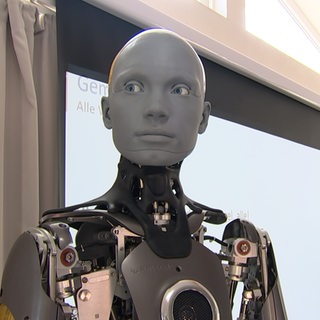 Ein Roboter schaut Richtung Kamera.