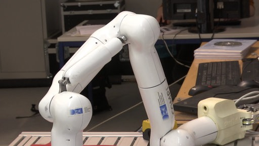 Ein Robotik-Modell steht auf einem Tisch in einem Forschungszentrum.