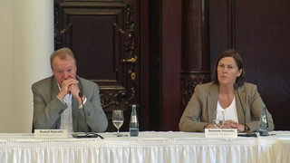 Rudolf Robrahn und Susanne Keuneke während der Pressekonferenz im Bremer Rathaus