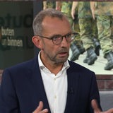 Ein Mann im Anzug, der CDU-Abgeordnete Thomas Röwekamp, zu Gast im Studio von buten un binnen.