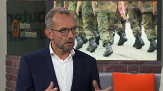 Ein Mann im Anzug, der CDU-Abgeordnete Thomas Röwekamp, zu Gast im Studio von buten un binnen.