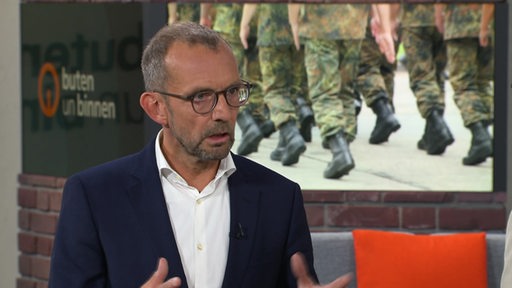Ein Mann im Anzug, der CDU-Abgeordnete Thomas Röwekamp, zu Gast im Studio von buten un binnen.