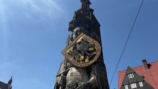 Der Roland vor einem blauen und wolkenlosen Himmel.