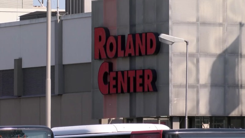 Eine Außenaufnahme des Roland Centers in Bremen Huchting.
